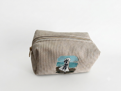 Trousse de toilette brodée femme à la plage