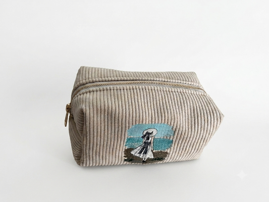 Trousse de toilette brodée femme à la plage