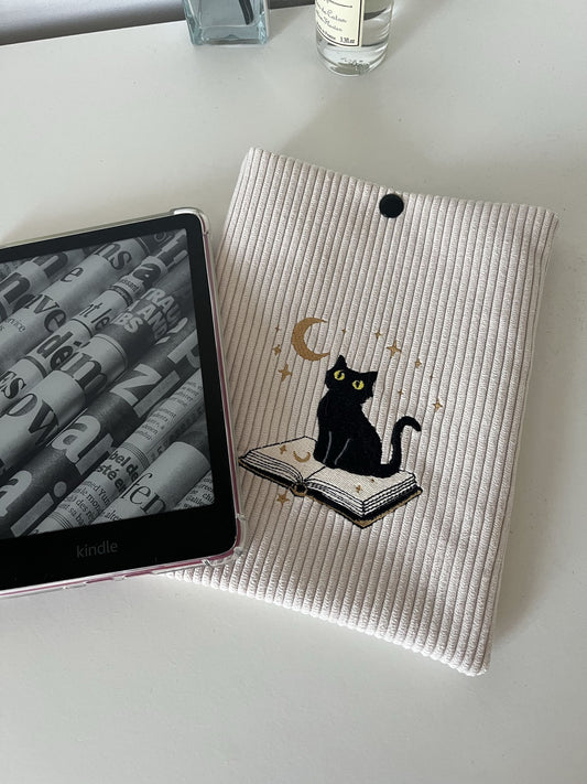 Pochette pression brodée chat et livre