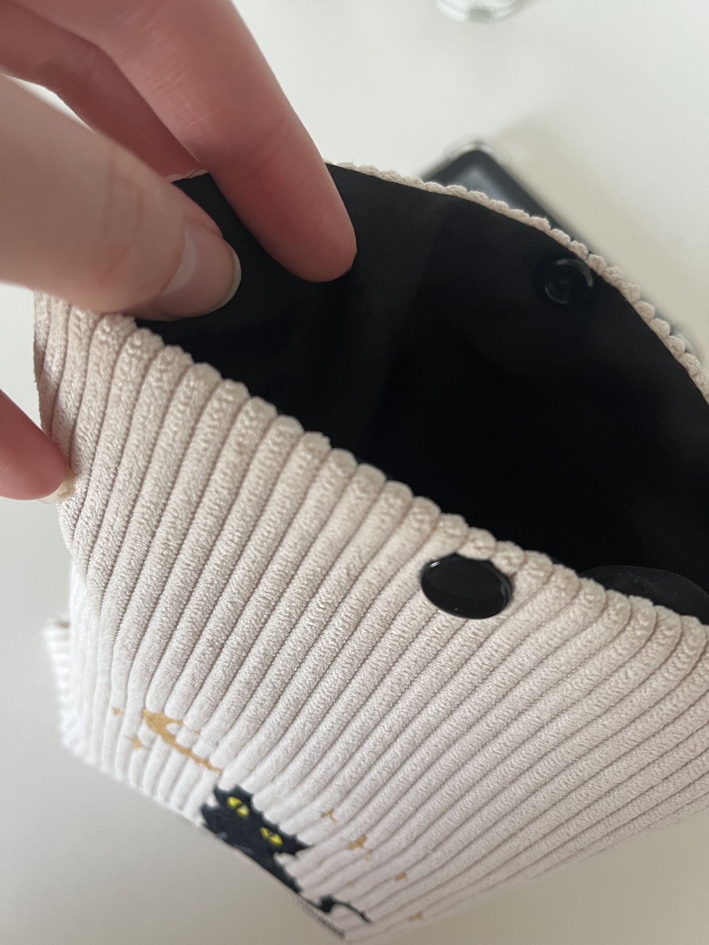 Pochette pression brodée chat et livre